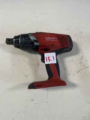 une image représentant une perceuse sans fil posée sur une surface blanche