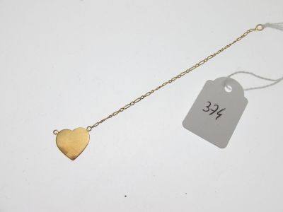 un gros plan sur un collier avec un cœur en or et une étiquette de prix