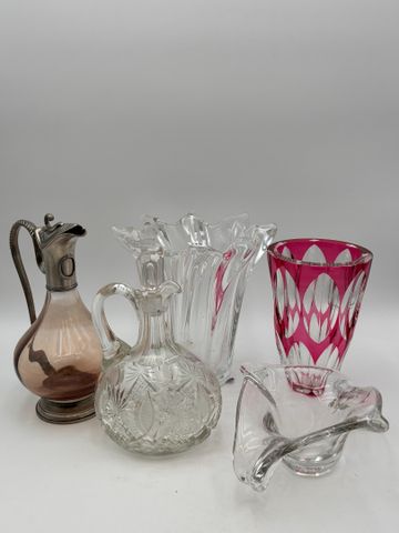 Deux vases, une carafe et un cendrier en cristal, joint une aigui...