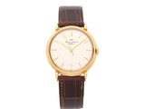 une montre en or avec un bracelet en cuir marron et un cadran blanc