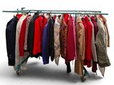 un portant sur lequel sont suspendus des vêtements