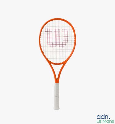 une raquette de tennis orange sur fond blanc, avec la lettre « u »