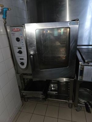 un four argenté posé dans un coin de la cuisine
