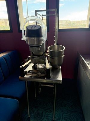 une table sur laquelle se trouvent un mixeur et un saladier, dans une pièce