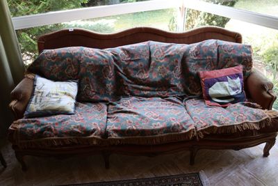 un canapé qui se trouve devant une fenêtre