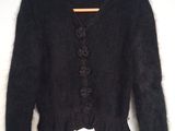 cardigan noir à volants et boutons sur le devant