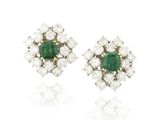 une paire de boucles d'oreilles en émeraude et diamant