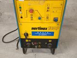 une machine jaune et bleue posée sur un sol en béton