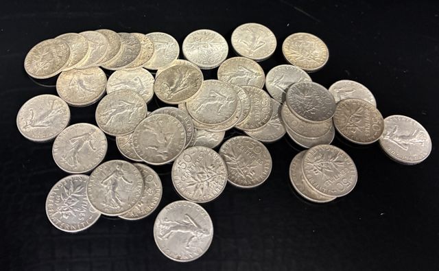 45 pièces monnaie de 50 centimes de francs en argent. Poids : 112...