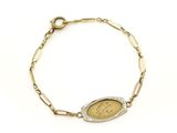 un gros plan d'un bracelet orné d'un ovale en or