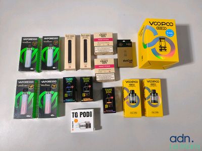 un paquet de cigarettes et un paquet de cigarettes posés sur une table