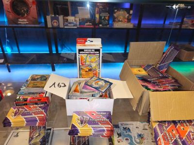 de nombreuses boîtes de cartes pokemon exposées dans un magasin