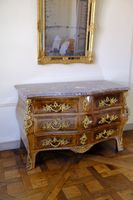 Commode tombeau en bois de placage disposé en frisage à déco… (photo 3)