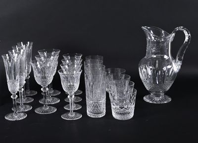 beaucoup de verres et un pichet sur la table