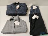 trois paires de vêtements pour homme posées sur une table blanche