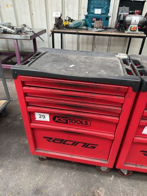 une boîte à outils rouge posée sur une table