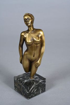 statue représentant un torse féminin nu sur un socle en marbre