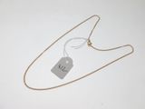 une photo d'un collier sur lequel est accrochée une étiquette de prix