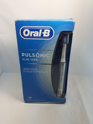 une photo d'une boîte de brosses à dents posée sur une table