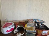 une pile de CD et d'écouteurs posée sur une table