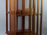 une vitrine en bois à quatre étagères, montée sur roulettes
