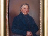 portrait d'un homme en manteau bleu, assis sur une chaise