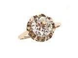 gros plan d'une bague en diamant sur fond blanc
