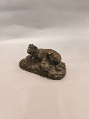 statue en bronze représentant un ours et son ourson sur un rocher, sur fond blanc