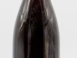 une bouteille de vin posée sur une table
