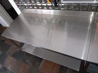 1 table inox à dosseret, 2 plateaux, 150 cm (photo 3)