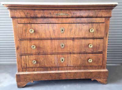 une commode ancienne avec un plateau en marbre et des ferrures en laiton