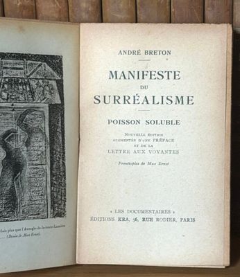 un vieux livre posé sur une étagère en bois, à côté d'un autre livre