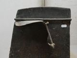 une valise noire posée sur une table blanche