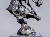 statue d'un cheval sur un socle en marbre, sur fond gris