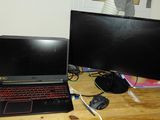 deux écrans et un ordinateur portable posés sur un bureau