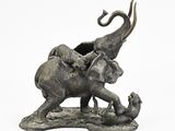 une statue représentant un éléphant portant un éléphanteau sur son dos