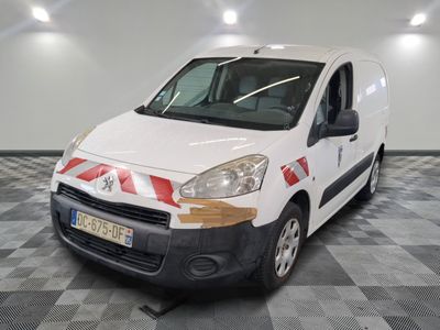 la photo d'une camionnette blanche garée dans un garage