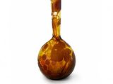 une bouteille en verre brun avec une poignée brune sur un fond blanc