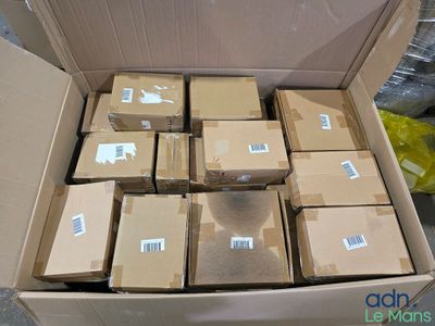 un carton rempli de boîtes de différentes tailles et couleurs