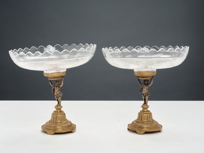 paire de bols sur pied en verre taillé et laiton