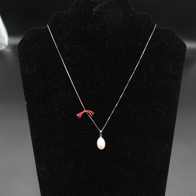 gros plan d'un collier sur un présentoir pour mannequin