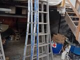une échelle appuyée contre un mur dans un garage