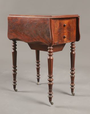 une petite table en bois avec un tiroir sur un pied et un autre tiroir sur l'autre pied