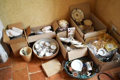 un grand nombre de boîtes et de conteneurs posés sur le sol