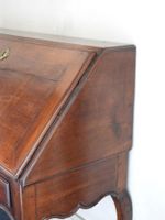 BUREAU DE PENTE en acajou mouluré et sculpté ouvrant en faça… (photo 4)