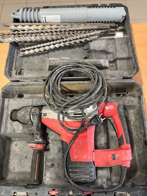 un outil dans une boîte à outils posée sur une table