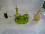 trois vases en verre posés sur une nappe blanche