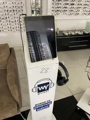 un vaste présentoir de lunettes dans un magasin