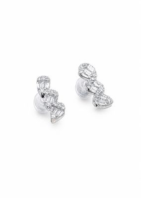 paire de boucles d'oreilles en diamant sur fond blanc