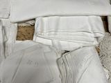 beaucoup de nappes blanches et de dentelles sur une table